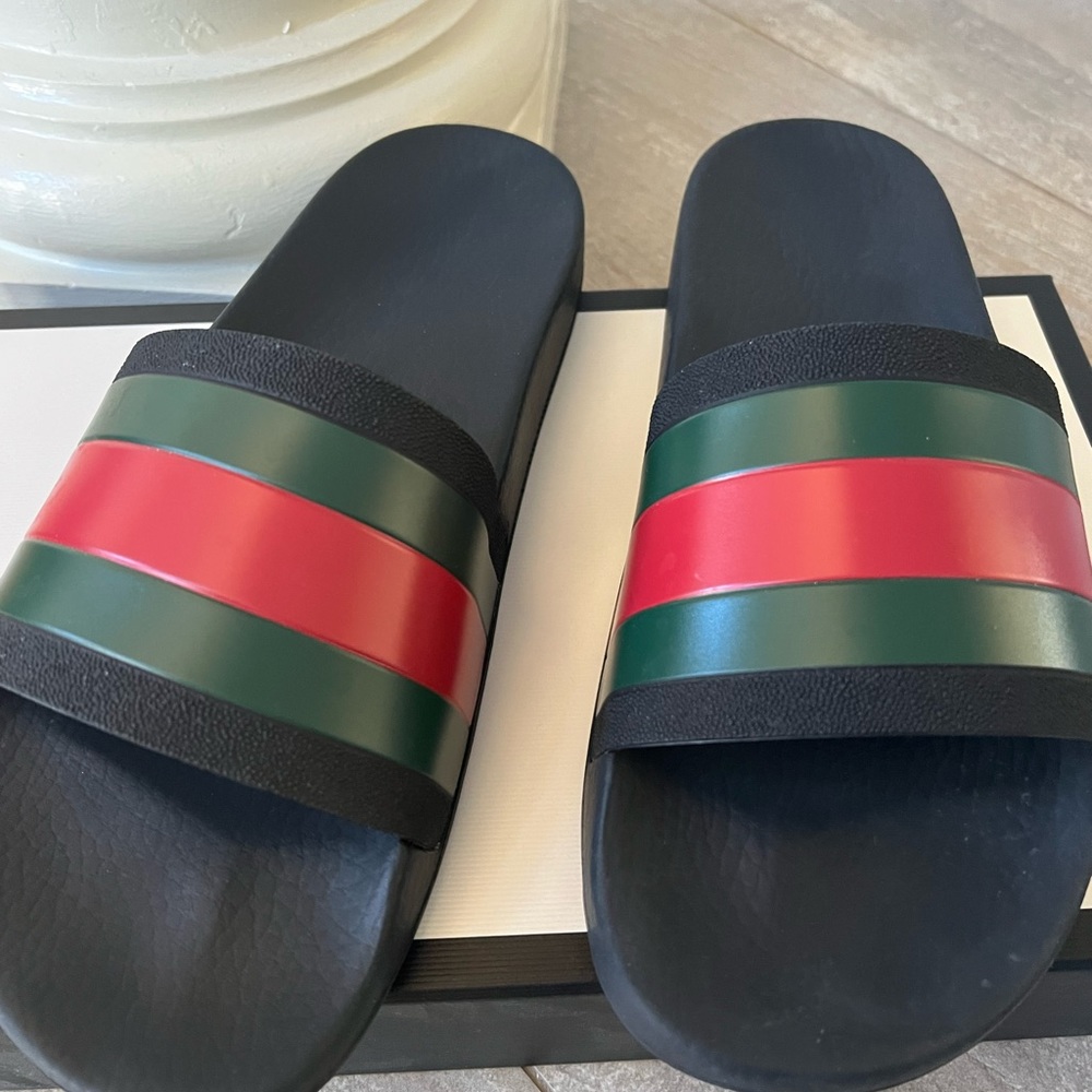 Mens Gucci Slides. Barely Worn. Size 9